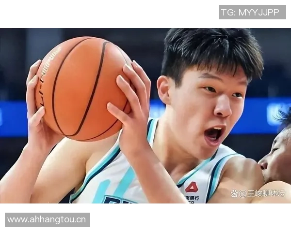 杨瀚森背粉色小书包启程湾区NBA首秀即将开启