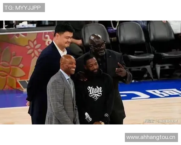 姚明与篮网新秀杰明同框合影引发热议谁能在巨人面前不变矮人