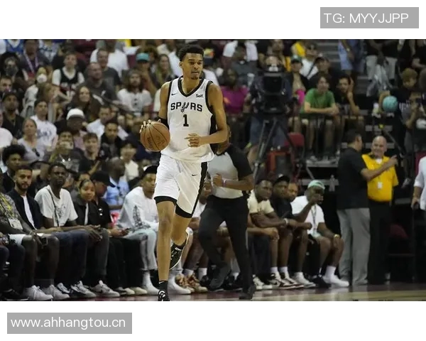 张佳玮解析马刺战术文班拿防守篮板后迅速推进全队快攻策略